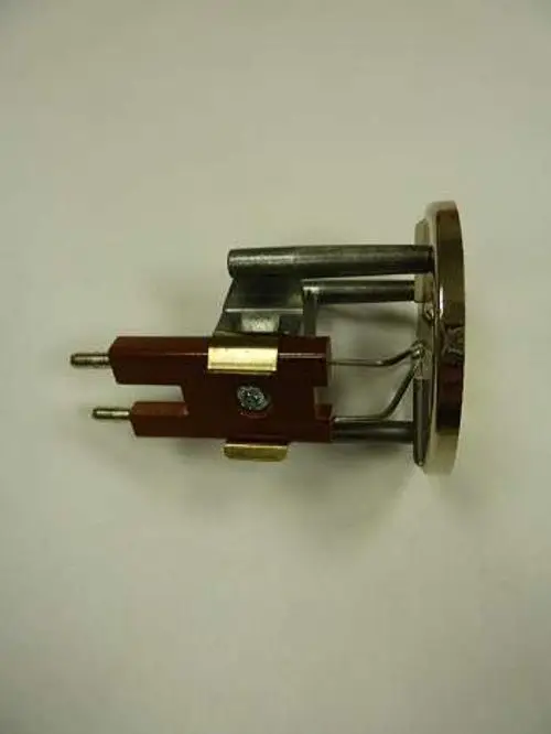 Stauscheibe für Elektrodensystem, hergestellt von Remeha. Das Produkt zeigt eine metallische Konstruktion mit zwei langen Polen und einer runden Rückseite.